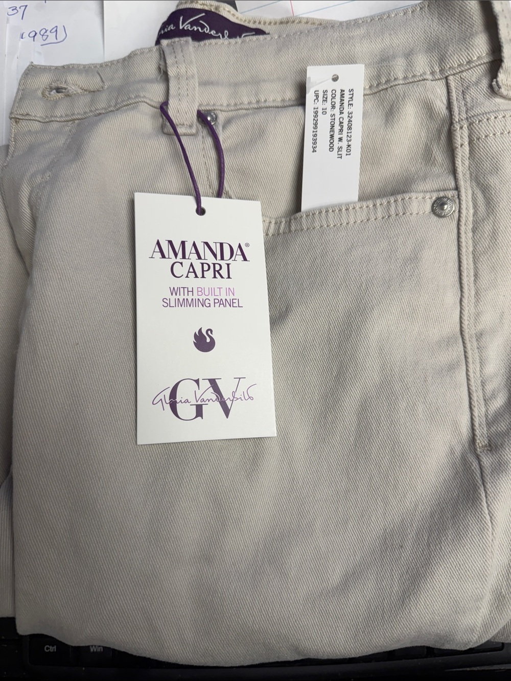 Gloria Vanderbilt Amanda Capri — Light Cream